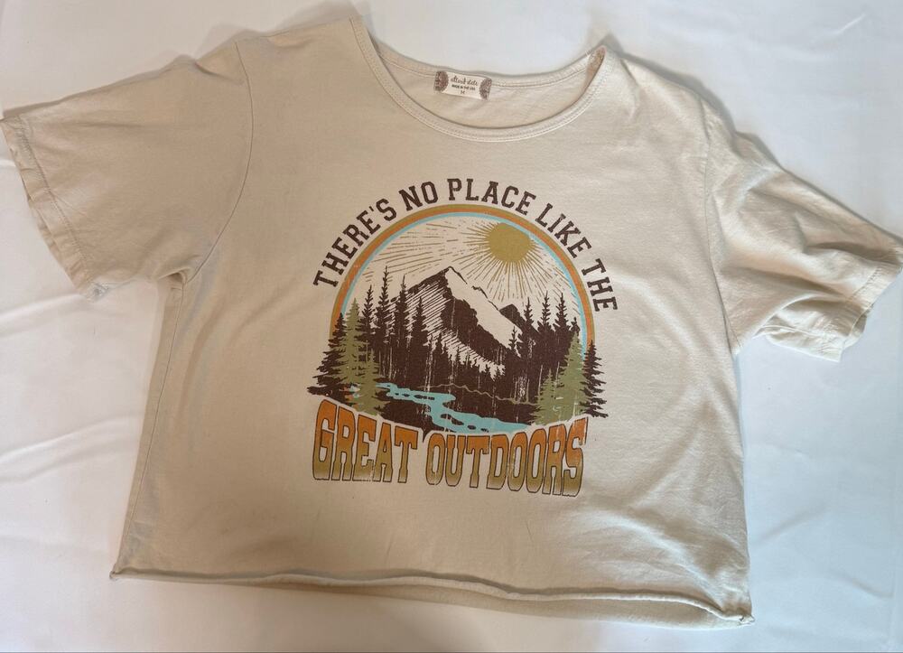 Altar’d State Great Outdoors Graphic Cropped T Shirt Medium Cream Mountain